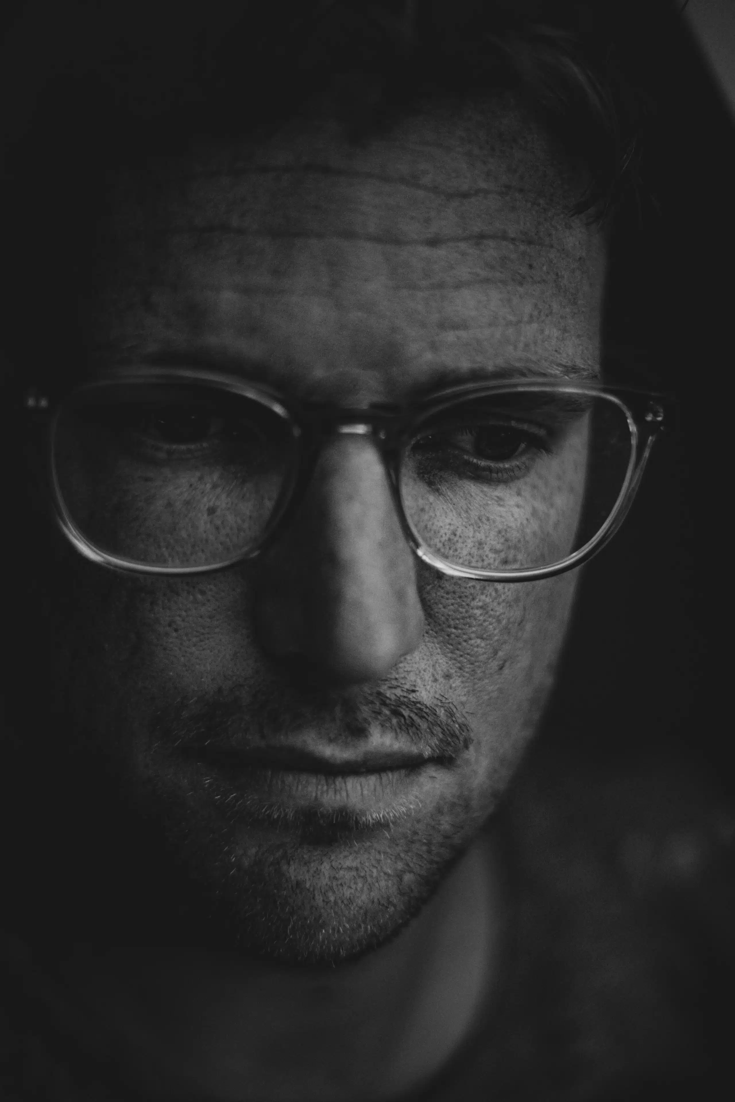 Portrait en noir et blanc d'un homme portant des lunettes, manager ambitieux, équipe commerciale